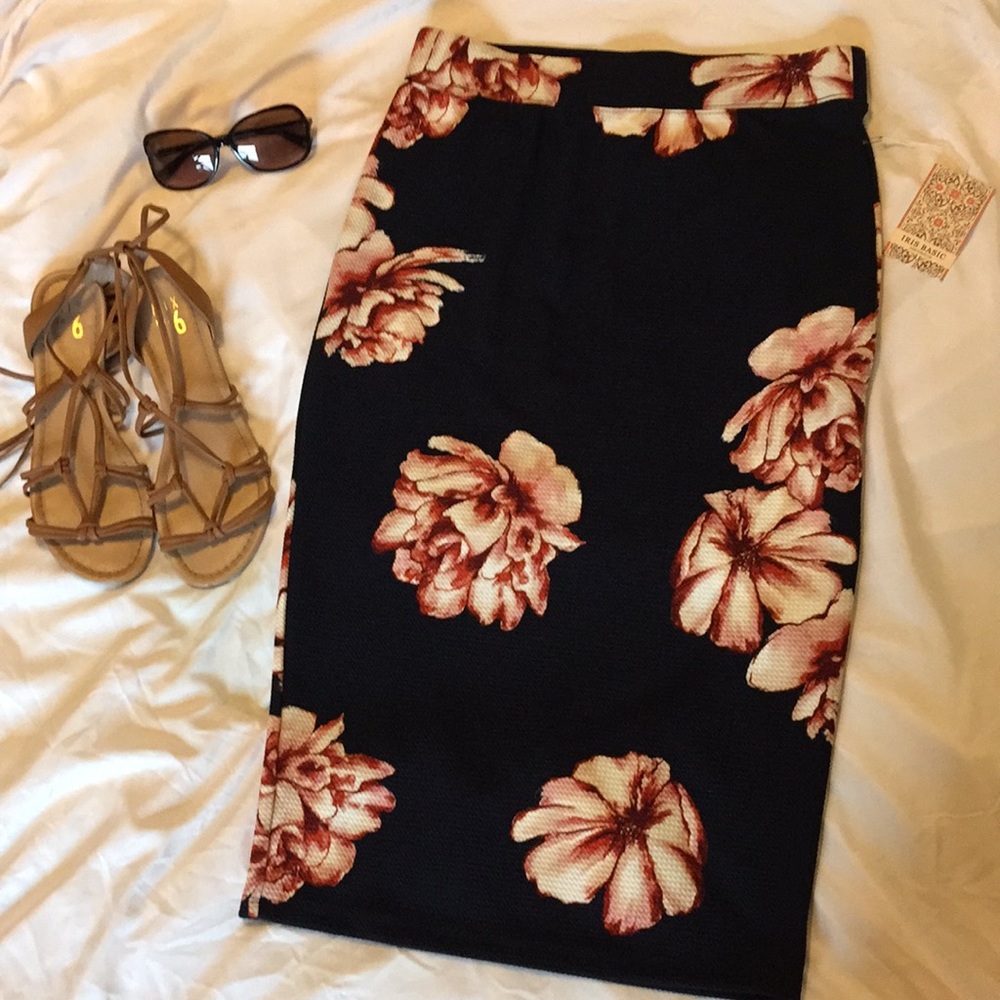 Iris Basic Navy Floral Pencil Skirt NWT  🌺